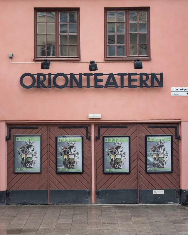 TEATERSITTNING på Ring Katarina

För alla besökare på Orionteatern finns möjlighet att boka en set meny hos oss i samband med föreställningen.
Länken till bokningen får du i din bekräftelse vid ditt biljettköp hos Orion.

Teatermenyn består av en 3-rätters middag, anpassad efter säsong och går att boka före eller efter ditt besök på Orion. 2-3 minuters gångavstånd.

Besök orionteatern.se eller @orionteatern för aktuella shower och förställningar

Varmt välkomna till Orionteatern och Ring Katarina!